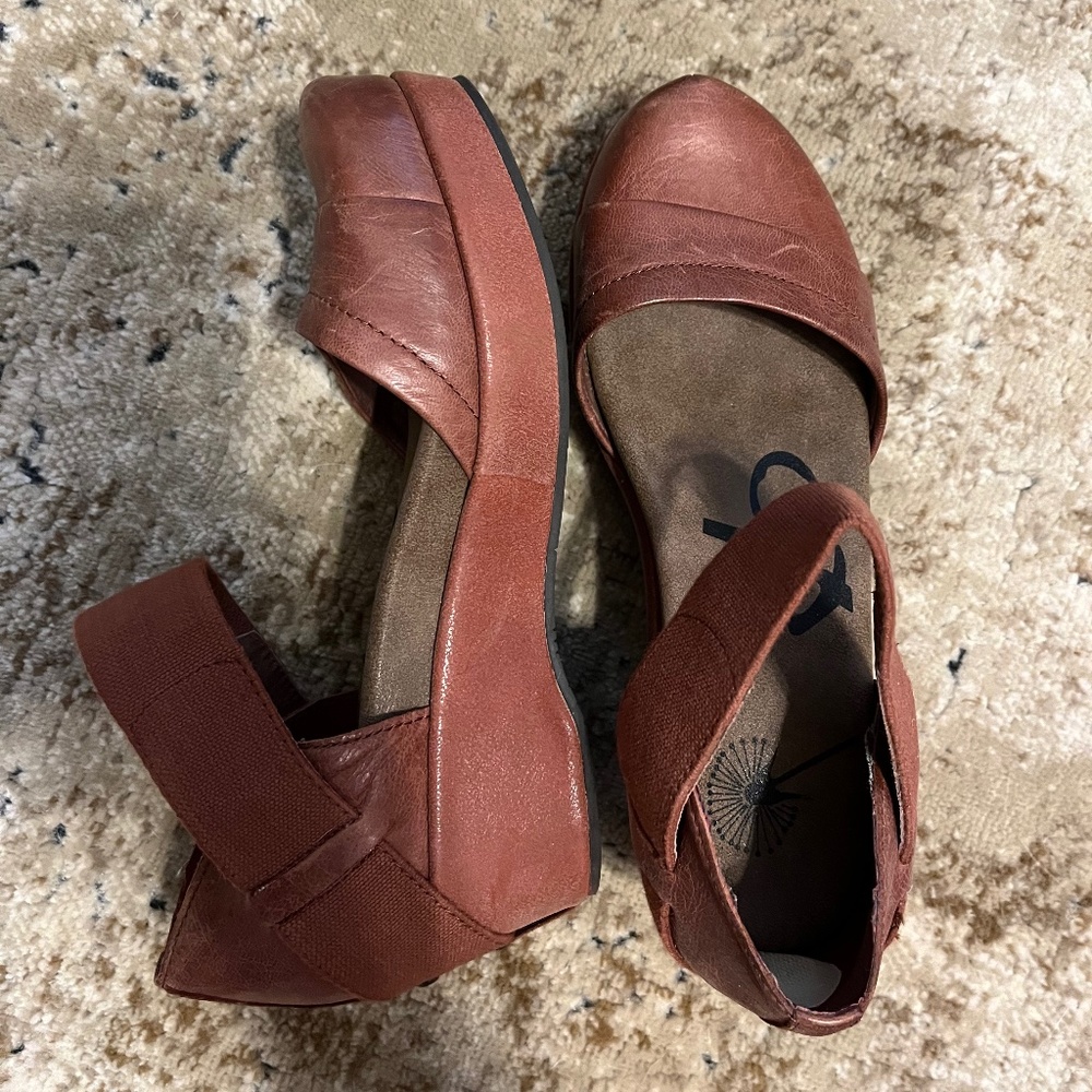 OTBT closed toe wedges